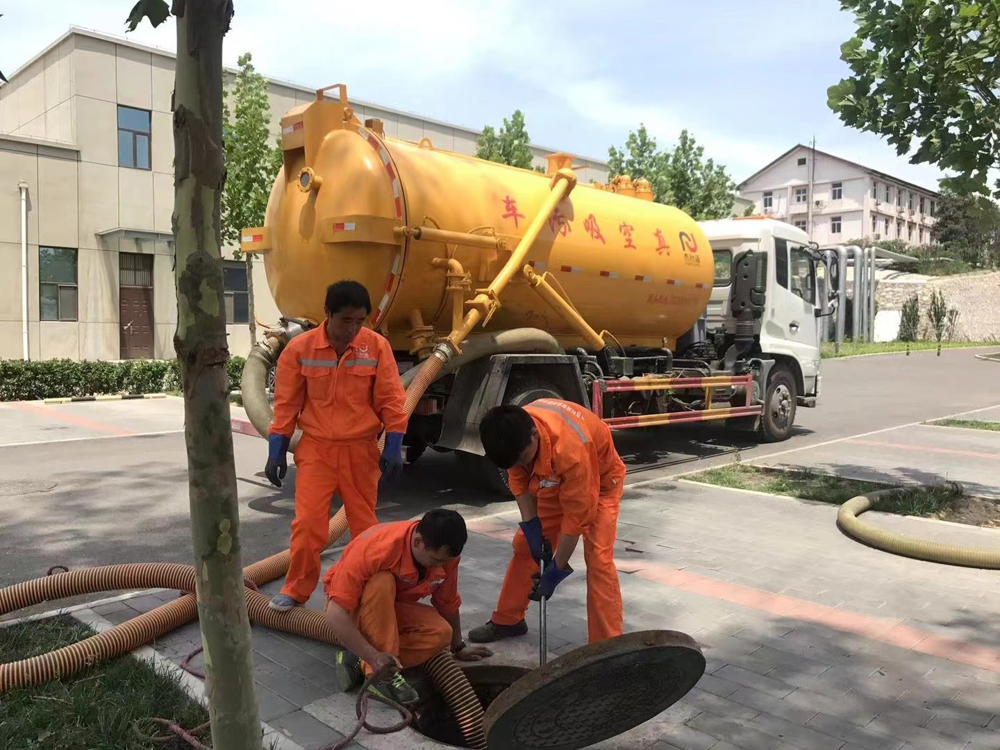 江津管道疏通车停在窨井附近