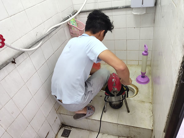江津管道堵塞冒臭气 专业师傅现场解决问题